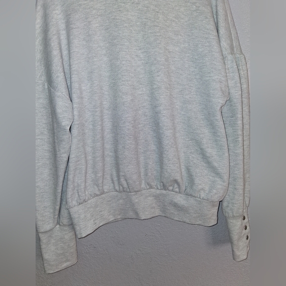 EVEREVE Women M Sweatshirt Light Gray Long Pufg Sleeve Wide Cuff Snaps - Picture 2 of 6